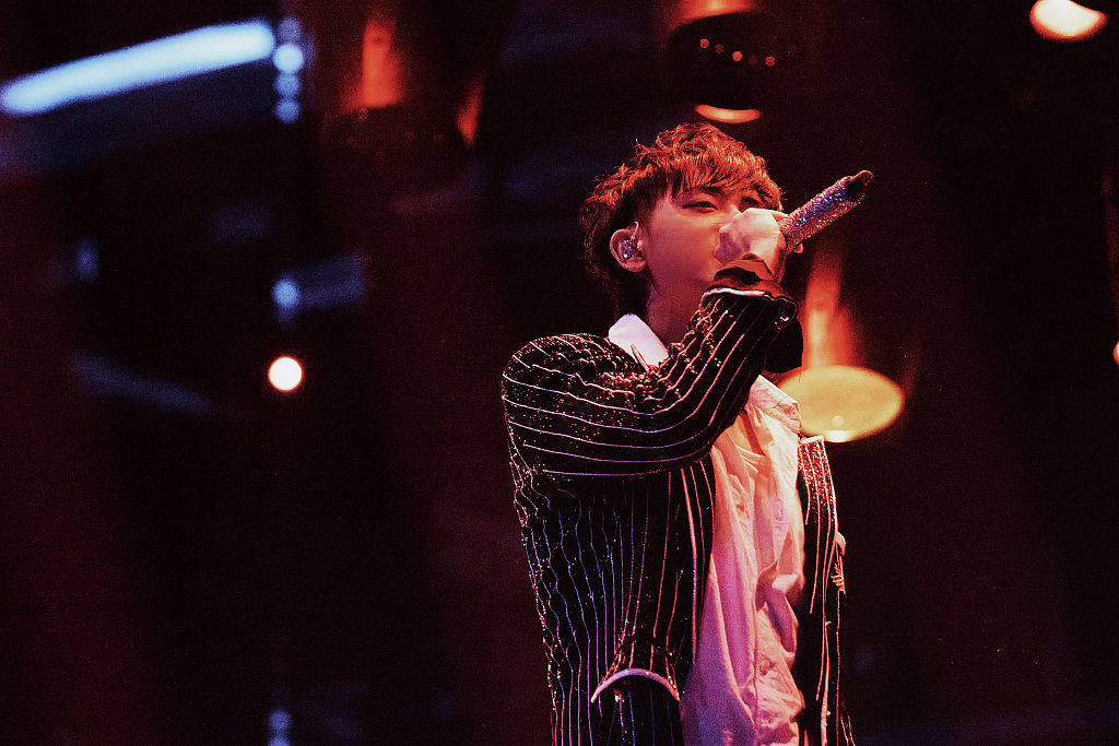 黄子韬黑色条纹西装酷飒感拉满新歌惊喜连唱舞台驾驭力满分