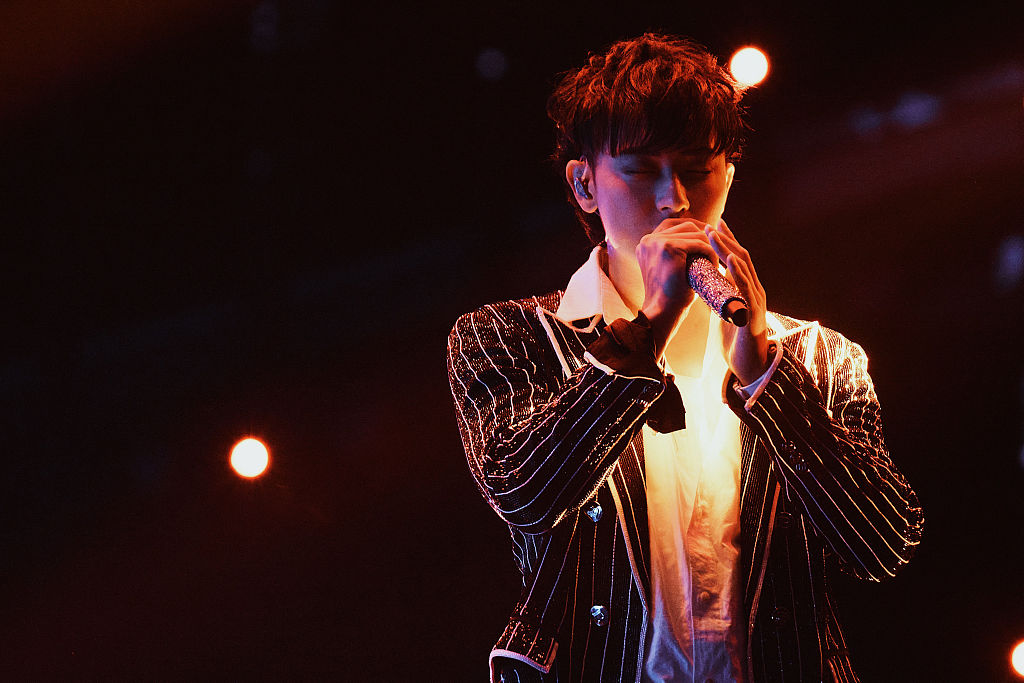 黄子韬黑色条纹西装酷飒感拉满 新歌惊喜连唱舞台驾驭力满分__财经头