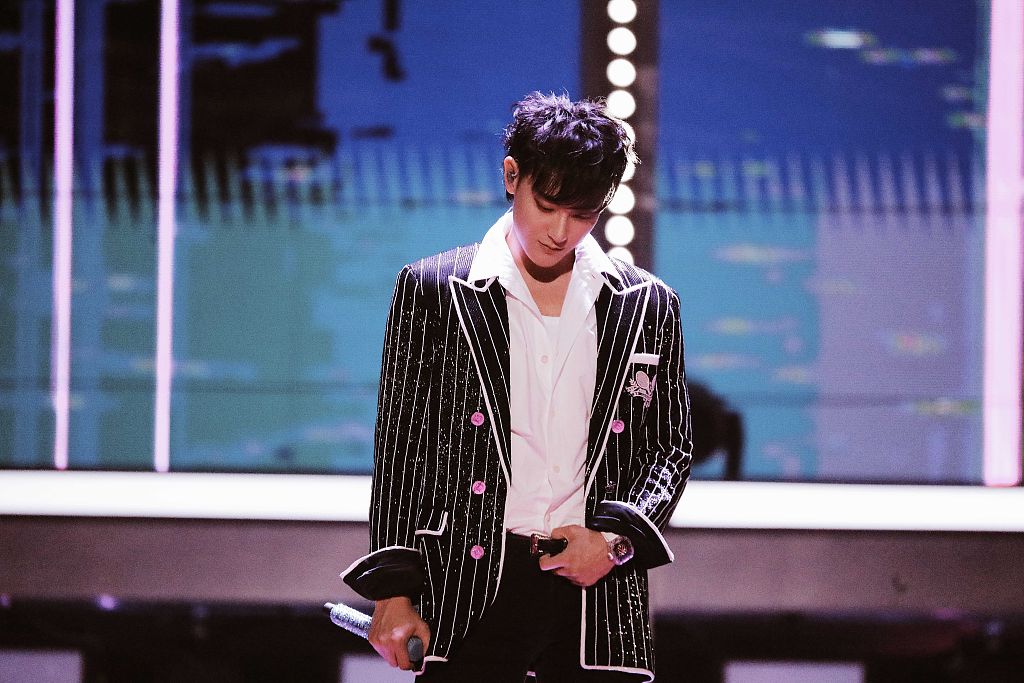 黄子韬黑色条纹西装酷飒感拉满新歌惊喜连唱舞台驾驭力满分