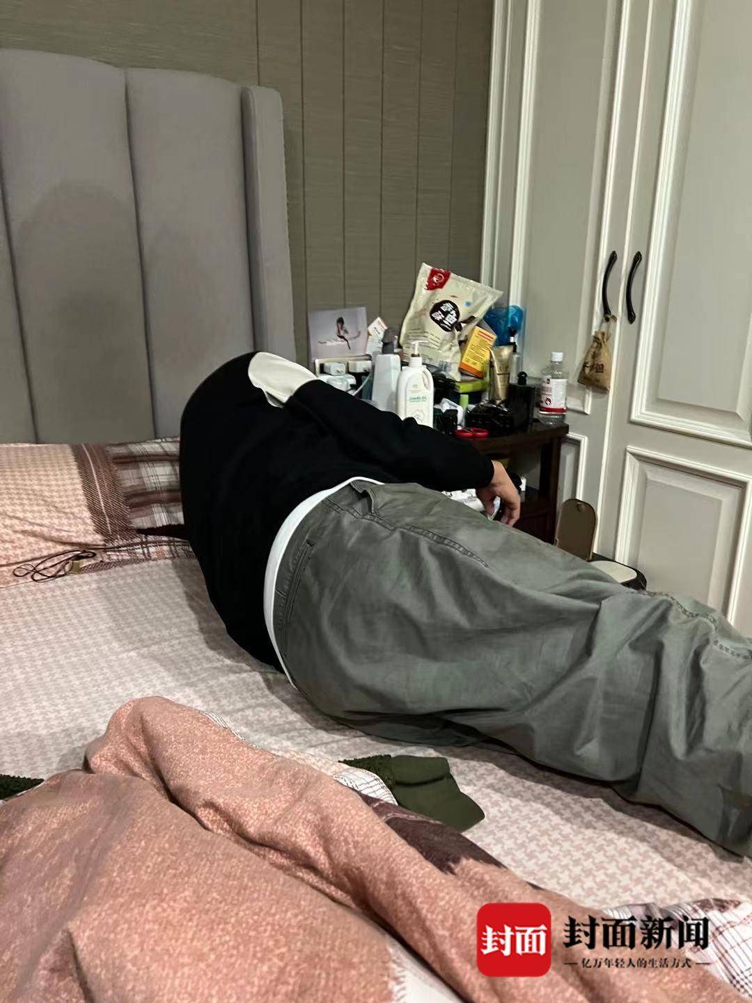 李某躺在小向的床上(小向供图)