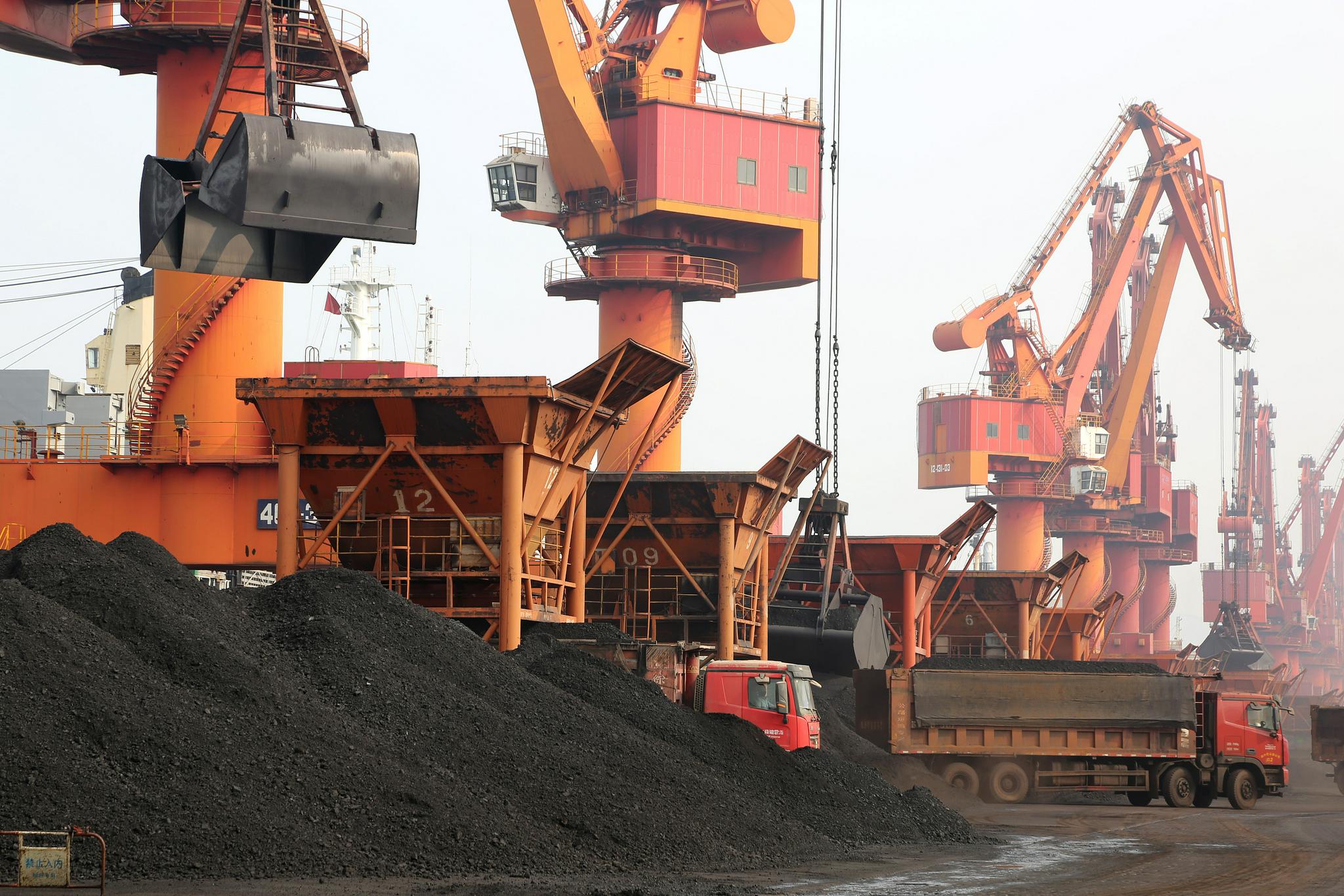 10月30日，江苏连云港开启电煤运输绿色通道，确保入冬周边各大电厂发电用煤需求 图自视觉中国