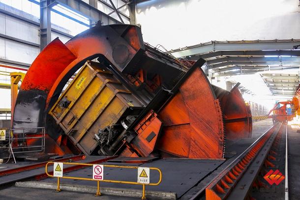 图为秦皇岛公司翻车机正在接卸来煤