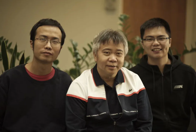 几何物理中心创始主任陈秀雄教授（中）与程经睿（左）在一起  陶冬青/ 摄