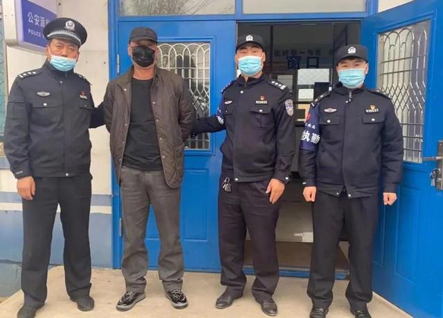 10月31日,在尚志市一核酸检测现场,民警发现队伍中一男子刻意躲闪民警