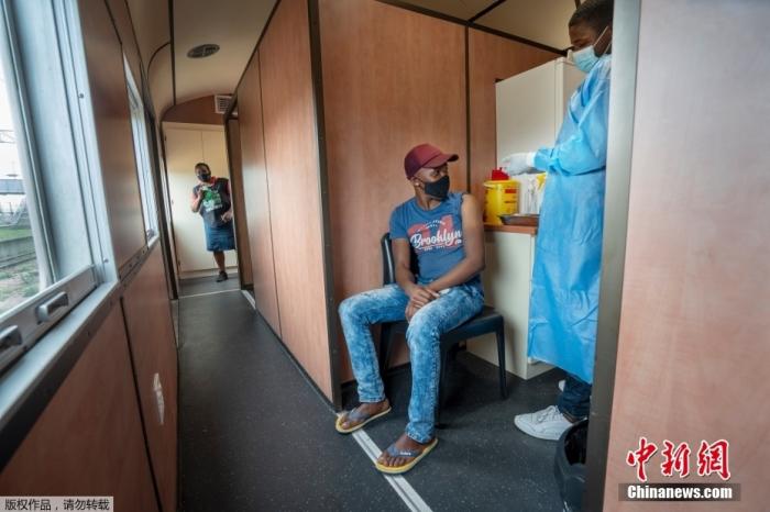 资料图：南非派遣载有新冠疫苗的火车，向医疗设施紧张的地区提供疫苗接种服务。