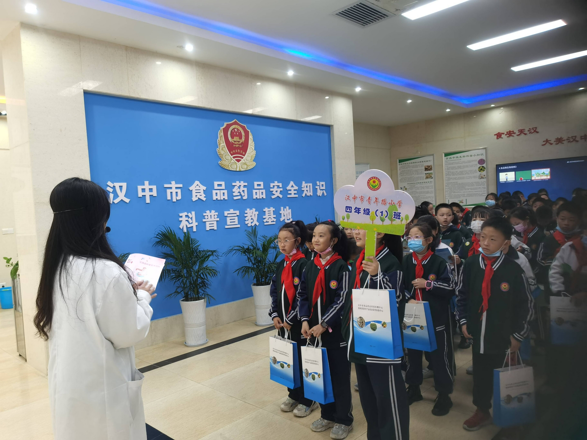 汉中市汉台区青年路小学学生参加安全用药科普宣传活动.资料图片