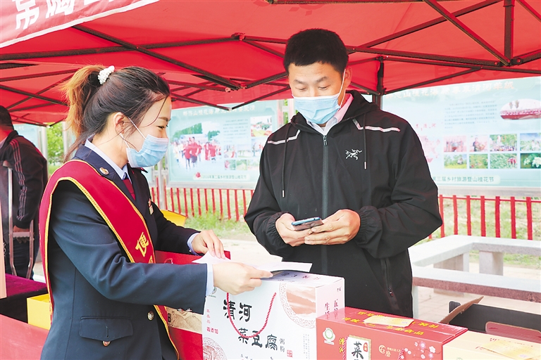 日前，清河县税务局工作人员来到该县第七届山楂花节现场，向涉农商铺推广线上办税渠道，邀请其扫码加入“远程问办中心”工作交流群，让智慧办税延伸至农村。河北日报通讯员 吕 铭摄