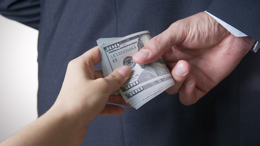 收钱已收得毫无知觉花式捞钱的副局长从小穷怕了