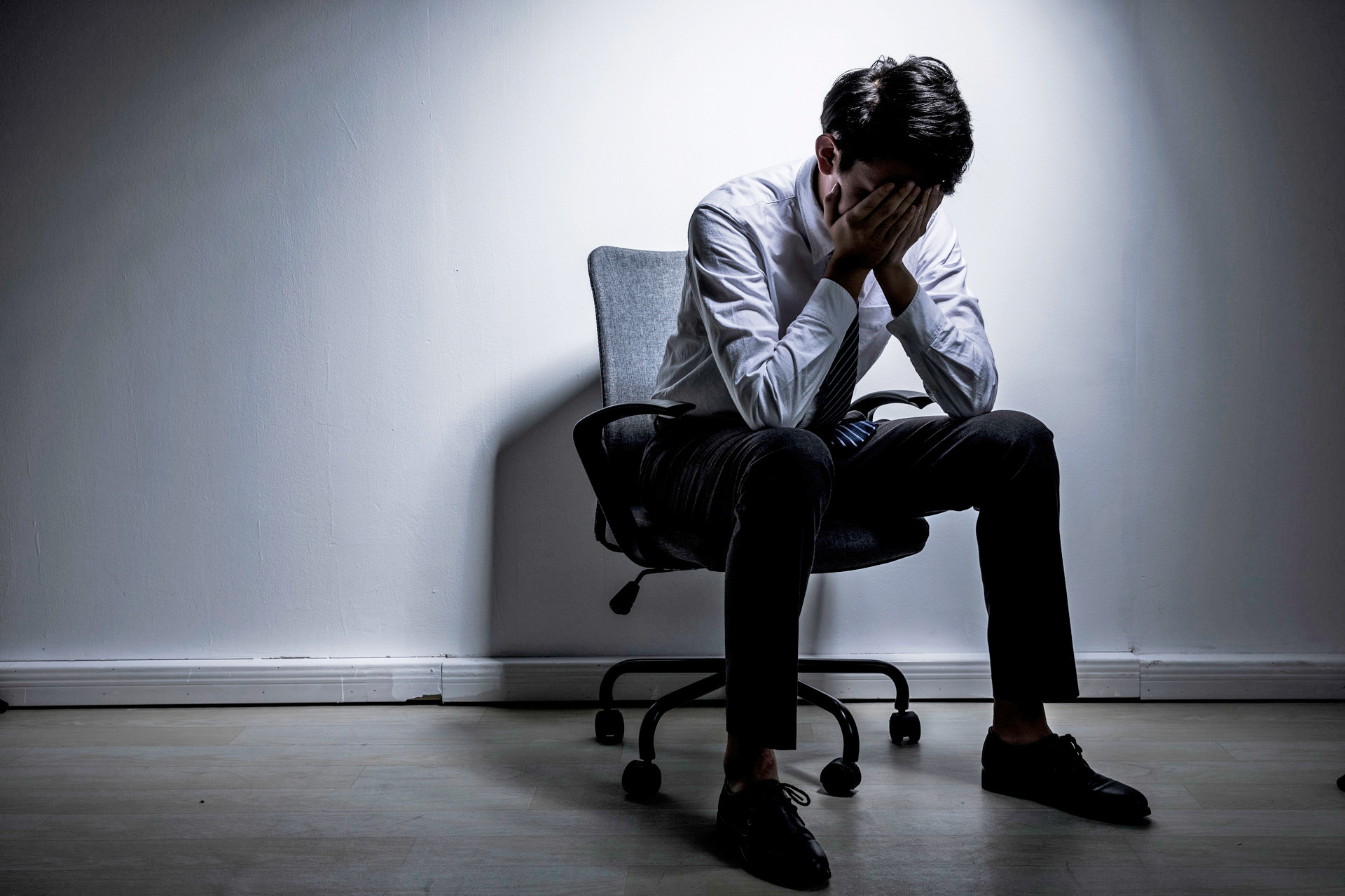 工作地点约定为全国,员工拒绝调动滞留原地被解雇,要求公司赔偿近11万