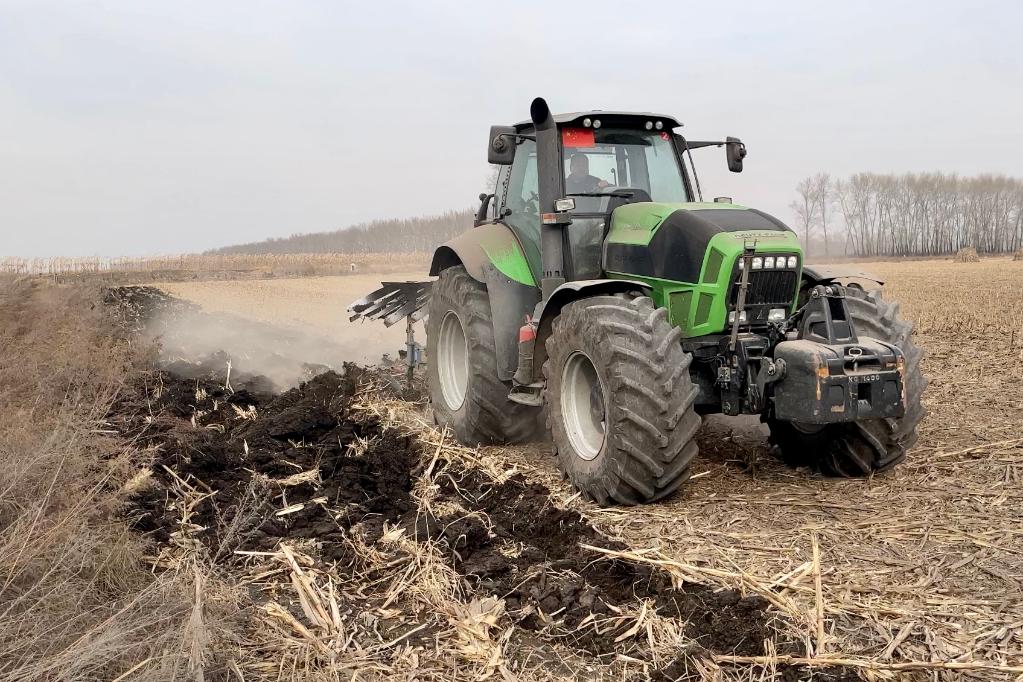 黑龙江省双鸭山市集贤县腰屯乡万胜村秸秆粉碎还田现场.