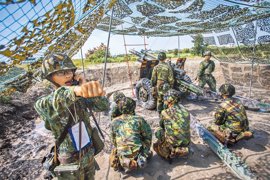 台后备军人进行榴弹炮操作练习.图自台军媒"军闻社"