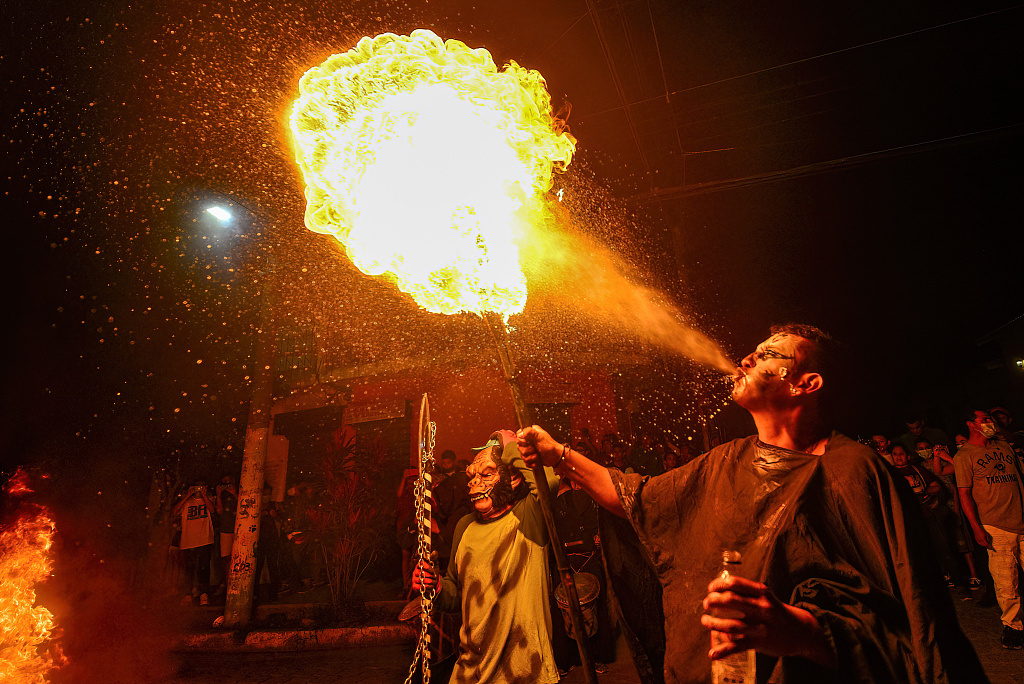 萨尔瓦多庆祝亡灵节民众街头表演喷火绝技