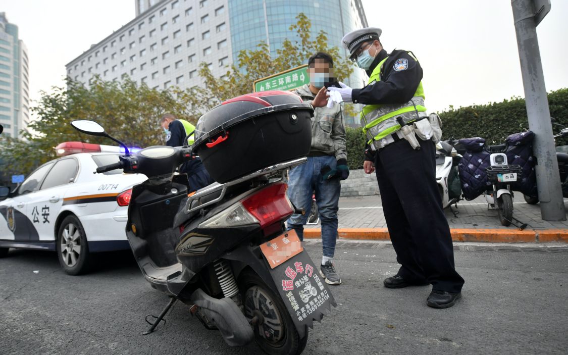 使用超标电动车配送北京已有多名外卖骑手被限制接单