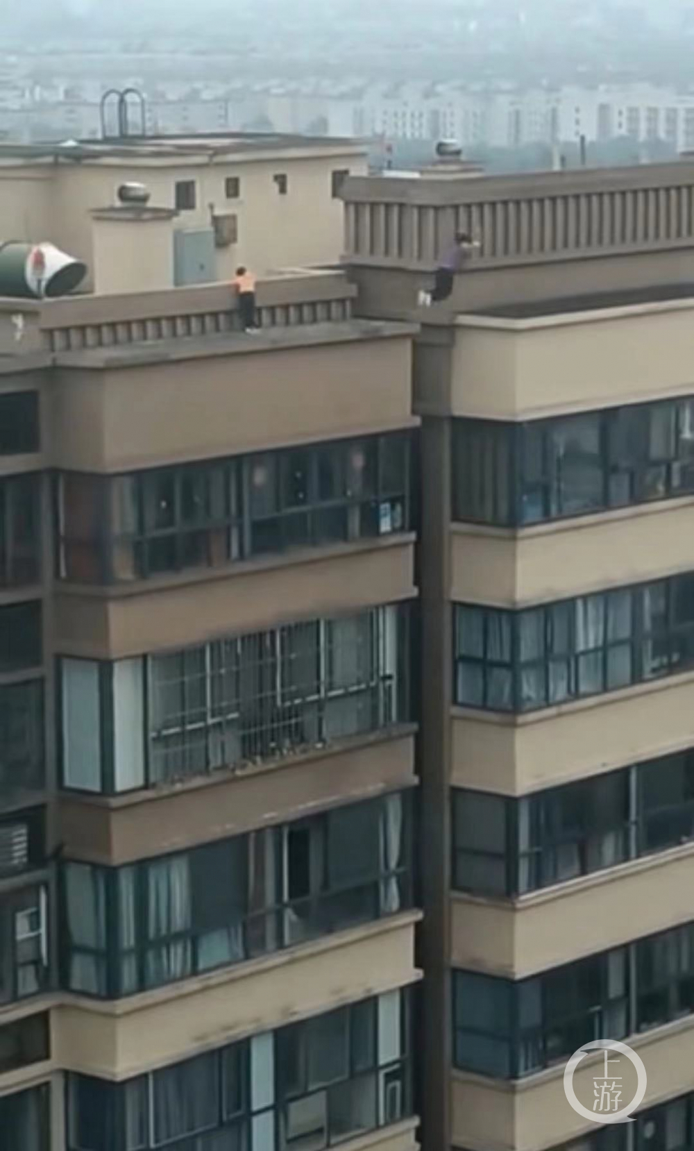 成都两男孩18层楼顶跳跃现场物管第一时间安全带离天台已装防护网