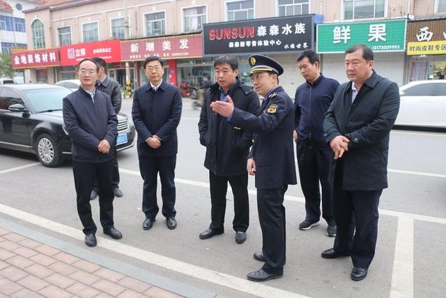 济南市城管局到相公庄街道调研门前五包工作