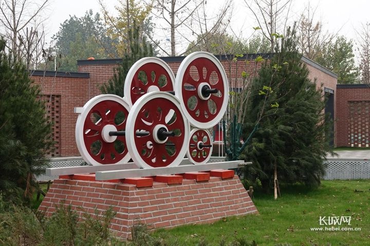 游园内纺织机造型的景观小品.长城网·冀云客户端记者 朱昊明 摄