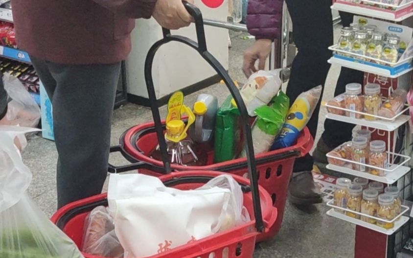 消费者在抢购米面粮油等产品.新京报记者 王方杰 摄