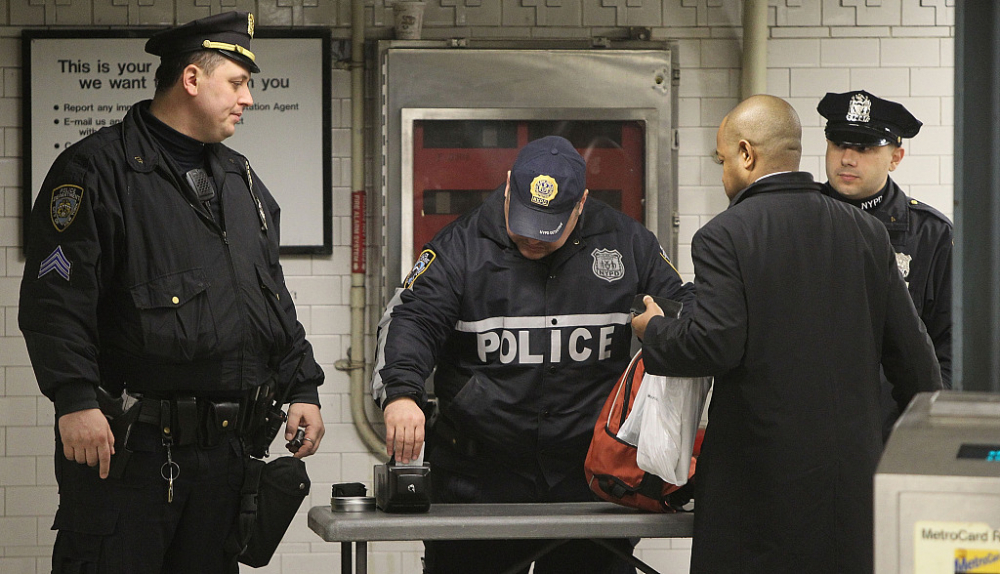 全球累计确诊逾24亿例美国多地公职人员因拒绝接种新冠疫苗被停职