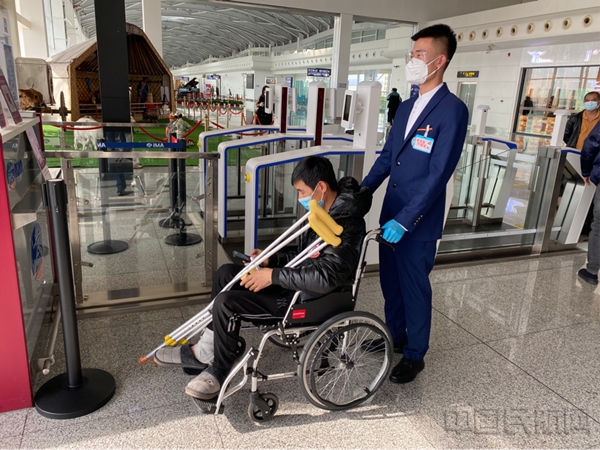 中转员工服务轮椅旅客