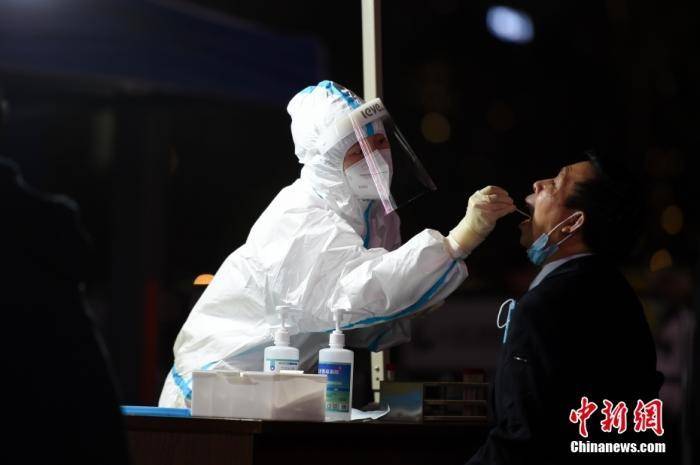 医护人员为居民做核酸检测。 中新社记者 何蓬磊 摄