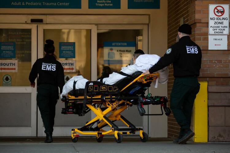 这是今年3月8日，美国纽约的医护人员在医院外运送病人。新华社发（郭克摄）