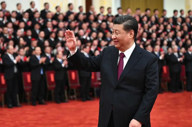 2021年2月25日，全国脱贫攻坚总结表彰大会在北京人民大会堂隆重举行。会前，习近平等会见全国脱贫攻坚楷模荣誉称号获得者，全国脱贫攻坚先进个人、先进集体代表，全国脱贫攻坚楷模荣誉称号个人获得者和因公牺牲全国脱贫攻坚先进个人亲属代表等。新华社记者  谢环驰摄