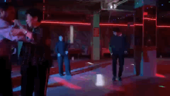 图中位于舞厅中央独自舞蹈的老人，便是原型张德全老人。（来源：柳爽微信公号）