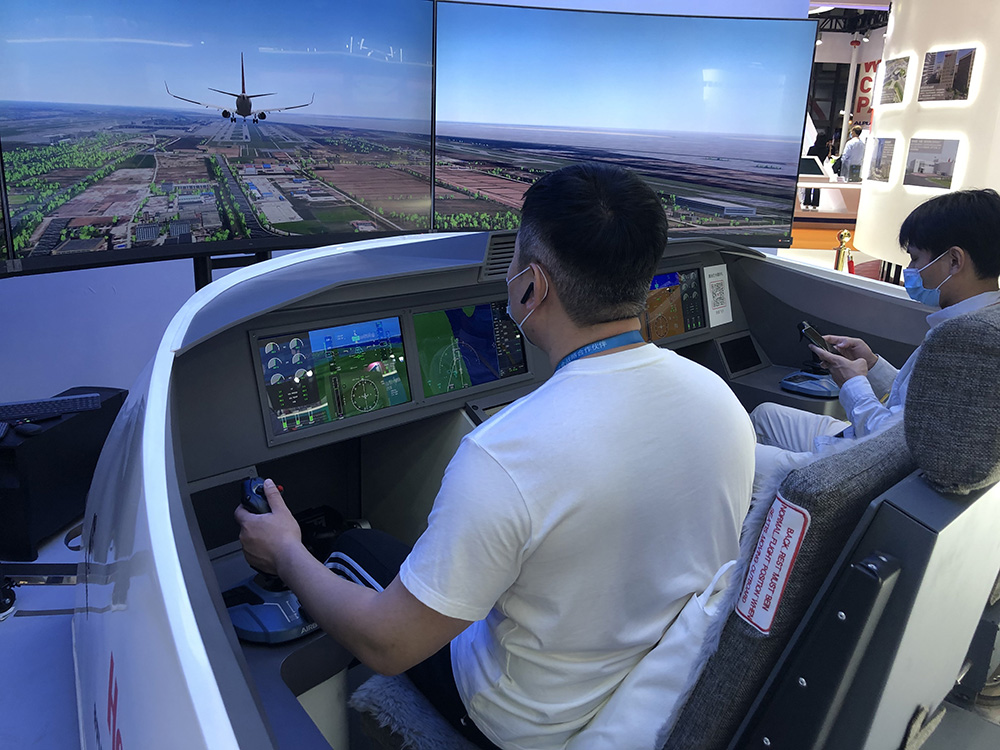 霍尼韦尔展台的模拟飞机驾驶舱&nbsp;&nbsp;本文图片均为澎湃新闻记者 李佳蔚 图