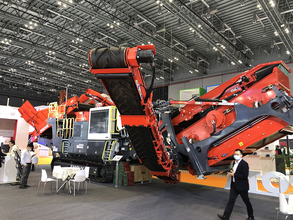 浦塔环保展台的超过48吨重的移动式圆锥破碎机