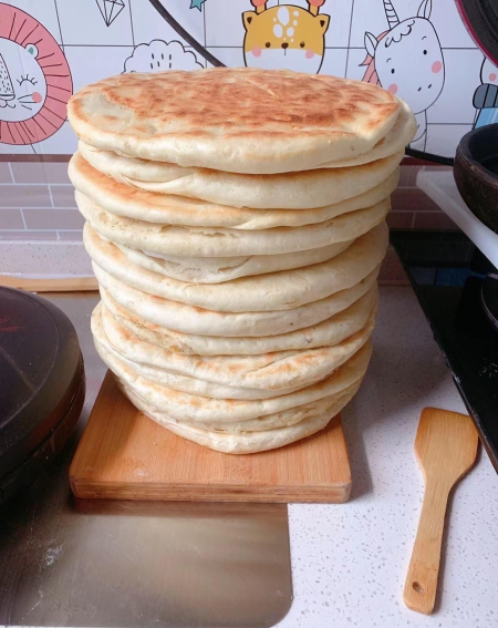 杨莉做的刚出锅的锅盔&nbsp; 闫锁田 摄