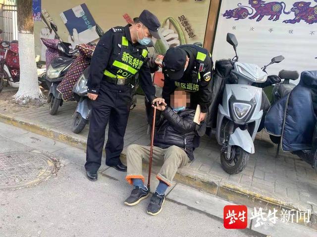 图为警方帮助突发疾病老人。