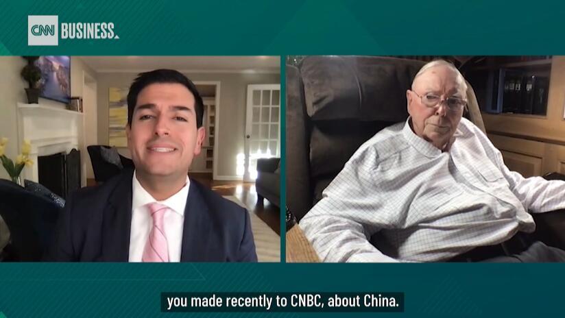 查理·芒格（右）接受CNN采访。