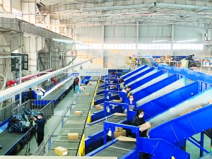 “双11”件量日攀700万 快递高薪抢人