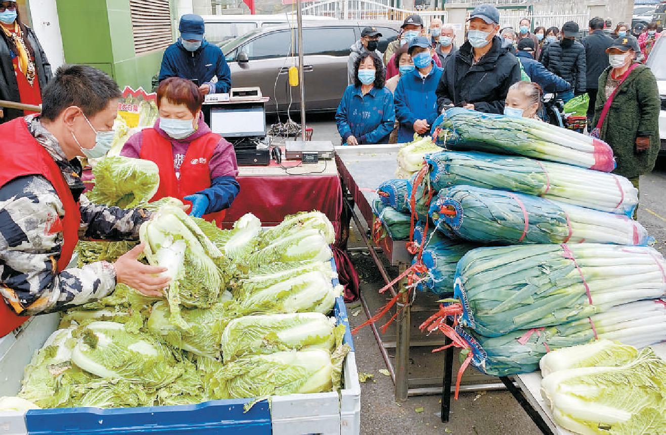 昨天清晨,位于广渠门外的物美崇文门菜市场院内,整齐码放着新鲜的大