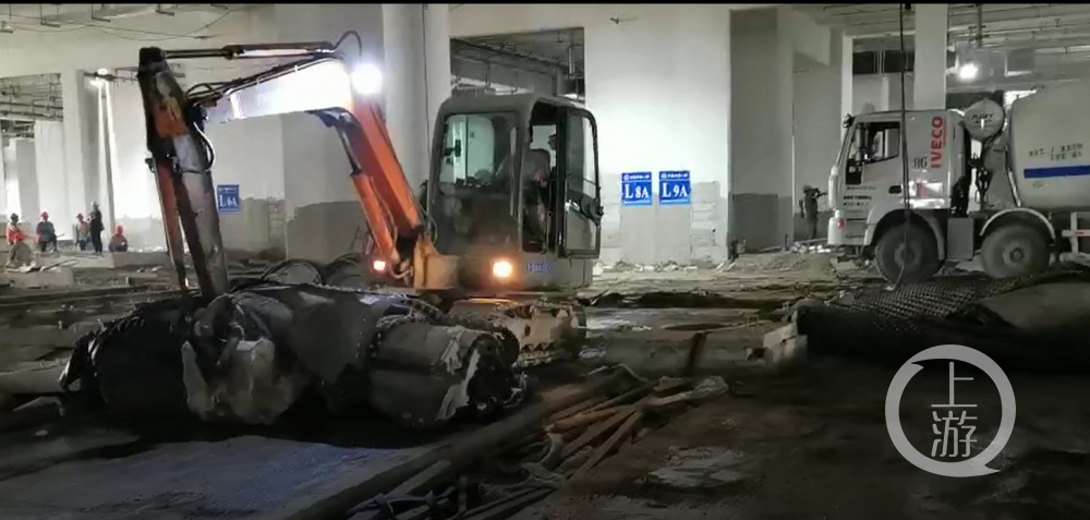 ▲2020年9月，挖掘机正在对杭州地铁7号线已铺设好的减震垫进行铲除。图片来源/受访者供图