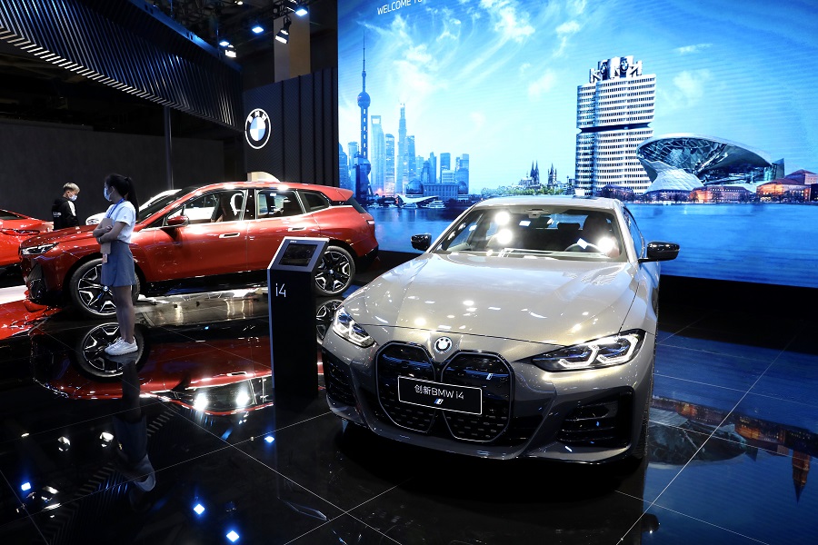 宝马汽车展台展示的纯电动车创新BMW i4。（中国日报记者 朱兴鑫 摄）