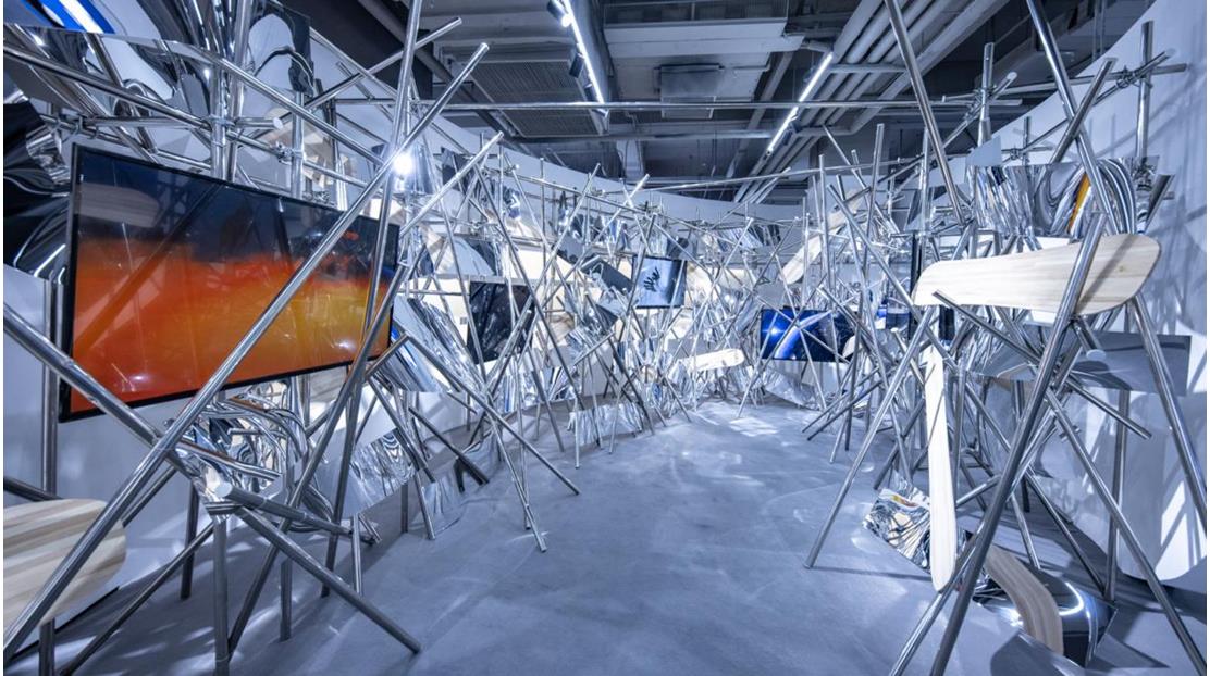 图为英国当代艺术家graham hudson为展览创作的艺术装置"流".