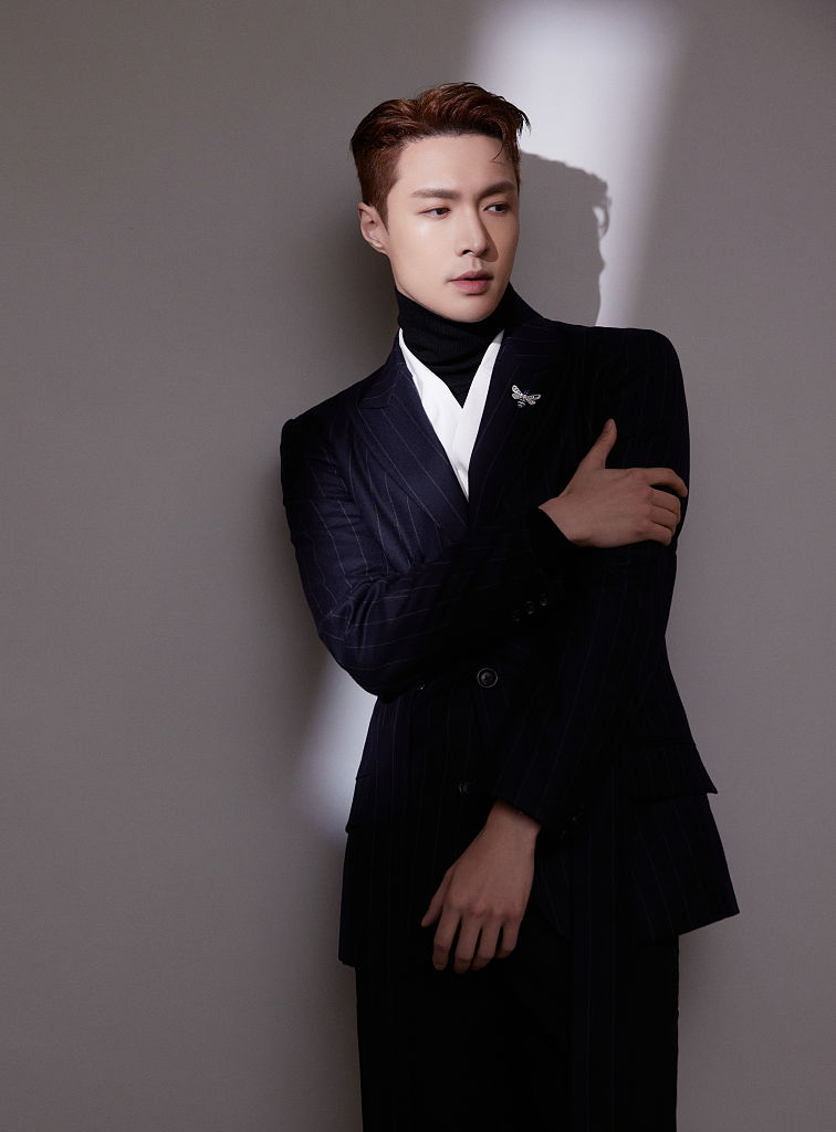 张艺兴黑色西服精致贵气有风度 梳大背头额角优越眉目坚毅_高清图集