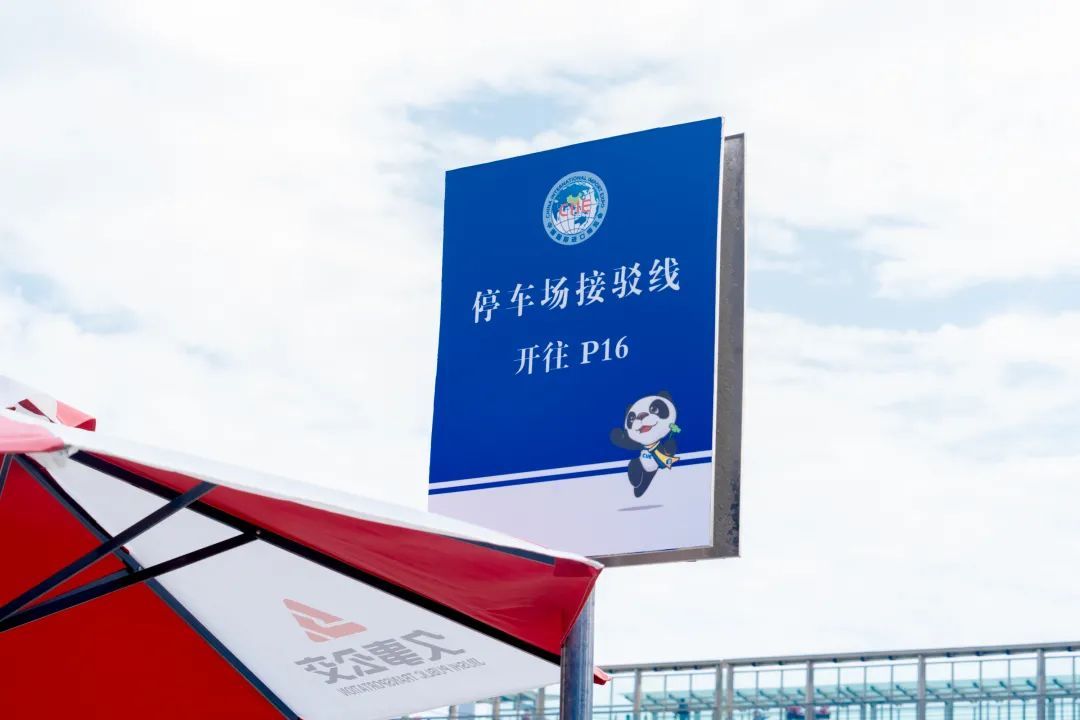 天蓝色的9号线,粉红色的13号线,深蓝色的标识牌……各停车场的指示牌