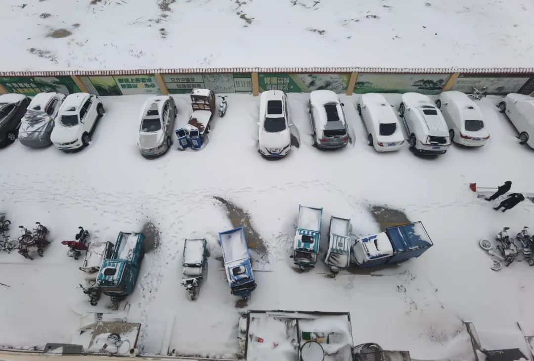 △6日，内蒙古二连浩特迎来降雪，居民区银装素裹。（图片来源/视觉中国）