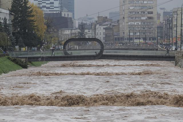 圖片來源:視覺中國當地時間11月5日,波黑首都薩拉熱窩遭遇暴雨引發