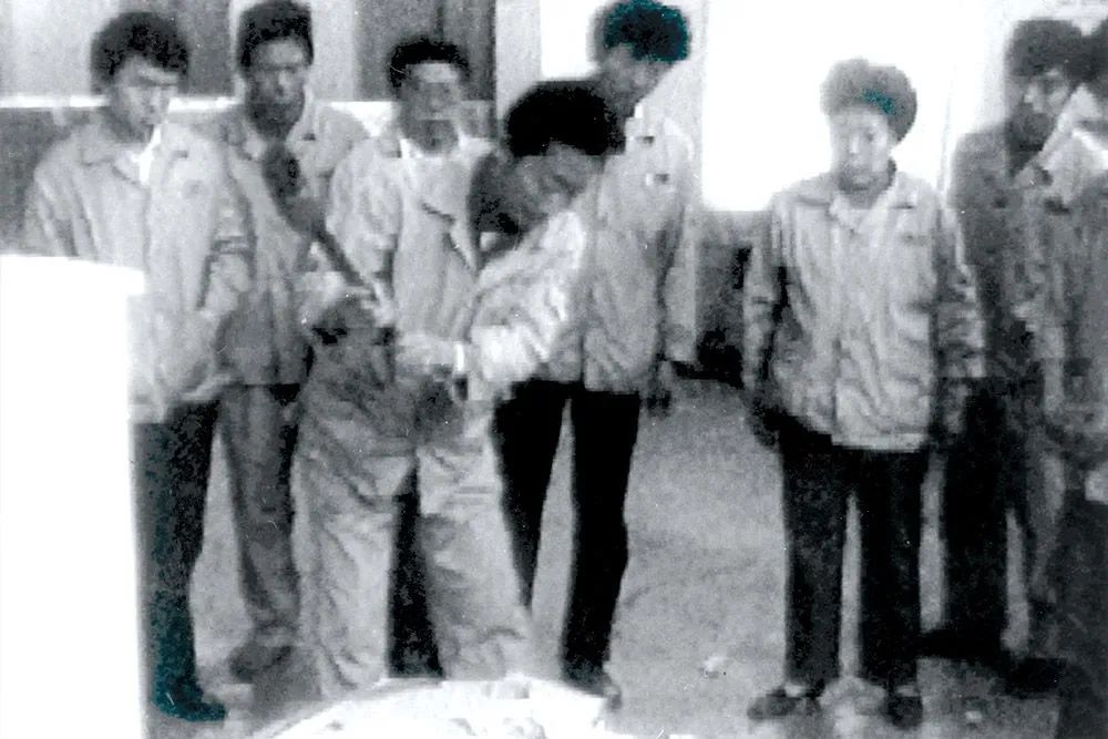 1985年海尔砸毁76台不合格电冰箱的场景 图源:海尔集团官网