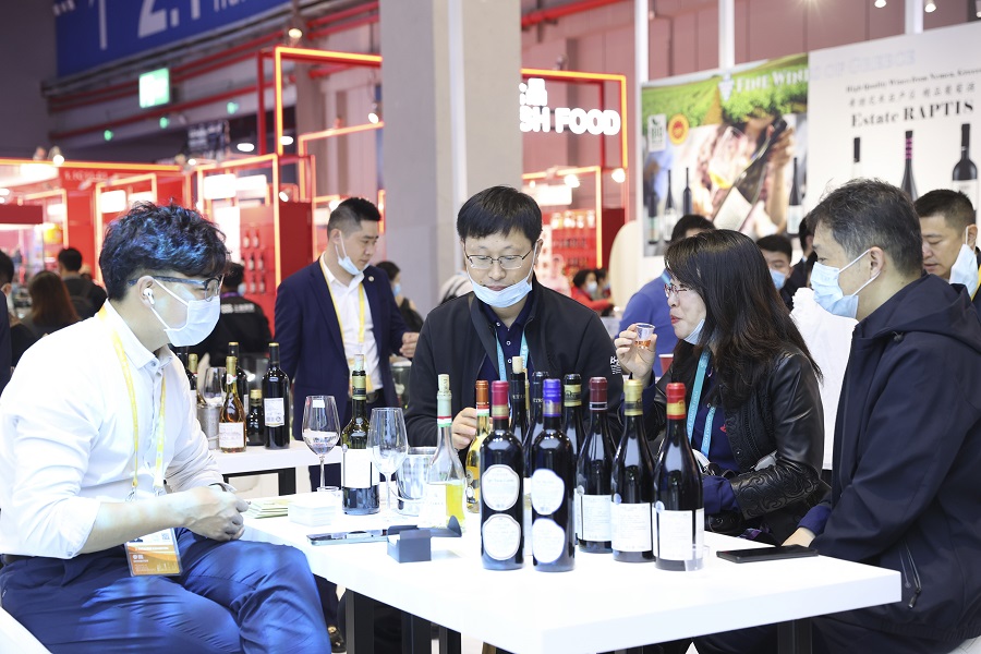 11月6日，观众在食品及农产品展区品尝葡萄酒。（中国日报记者 冯永斌 摄）