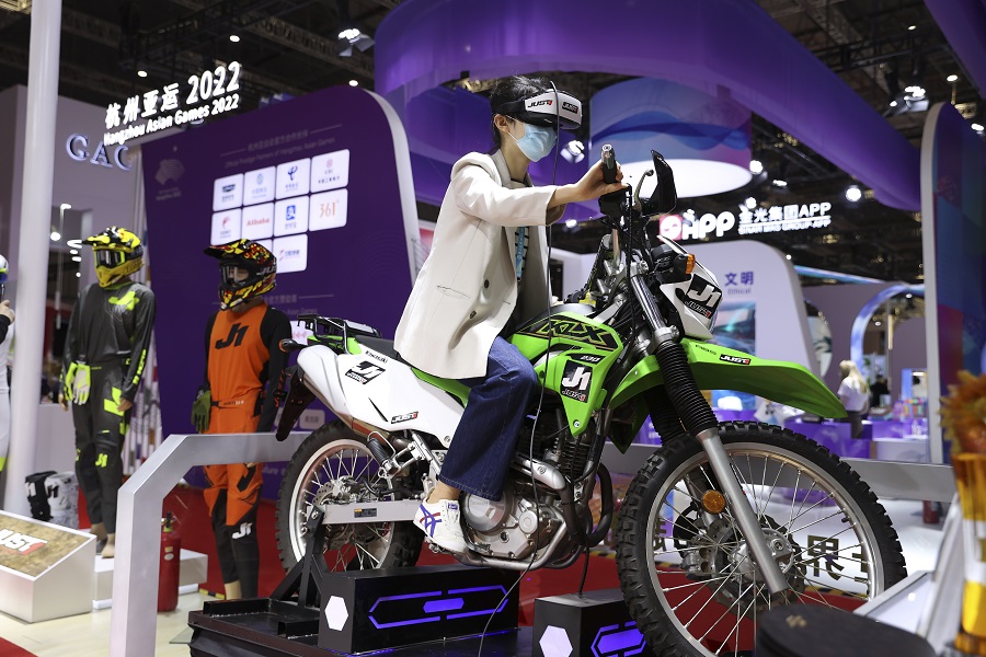 11月6日，一名观众体验VR摩托车比赛。（中国日报记者 冯永斌 摄）