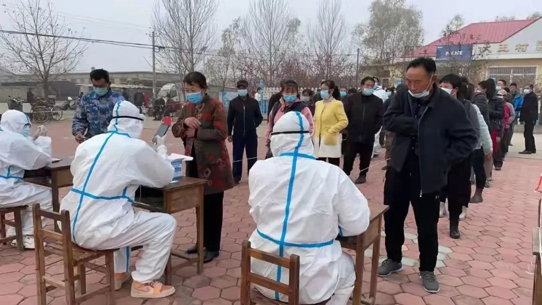 △5日，辽宁东港市部分区域开展大规模核酸检测。