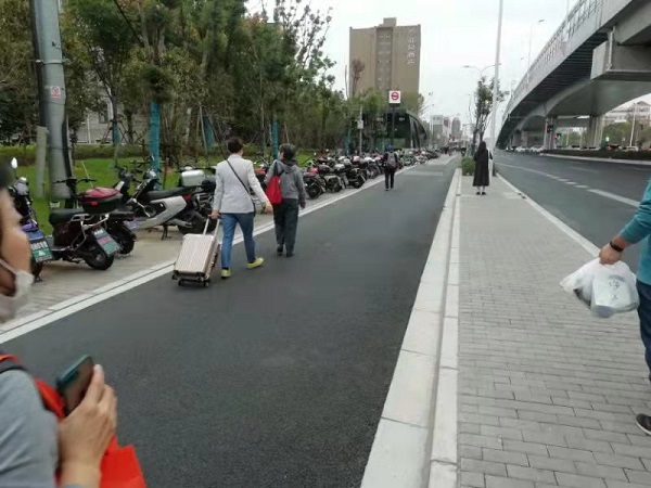 两座地铁站外人行道再遭非机动车"鸠占鹊巢" 行人经过"路难行"|机动车