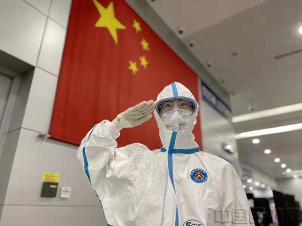 王懿君国旗下的敬礼(魏文亨/摄)