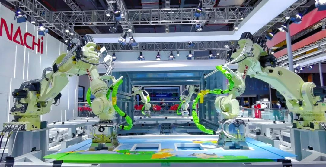 技术装备展区，那智机器人演示组装过程。（人民日报记者 刘慧 摄）