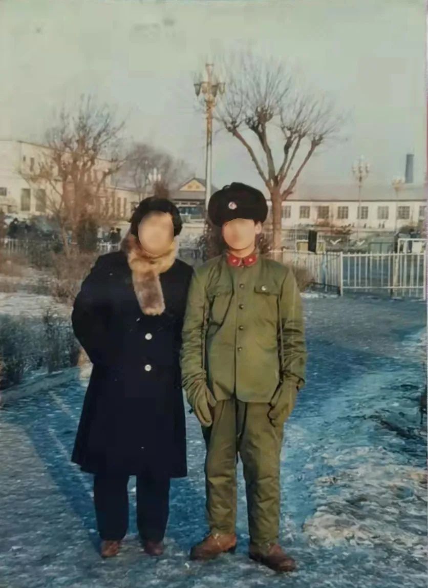  曹益国和他的母亲。图/受访者提供