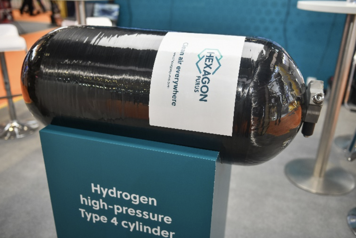 逛进博合斯康新能源首秀iv型储氢瓶质量更轻寿命更长